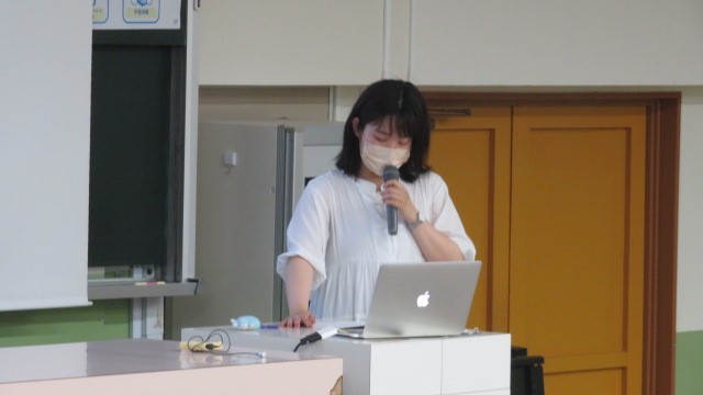 講義を行う保育士課程4年生の櫻井陽菜さん