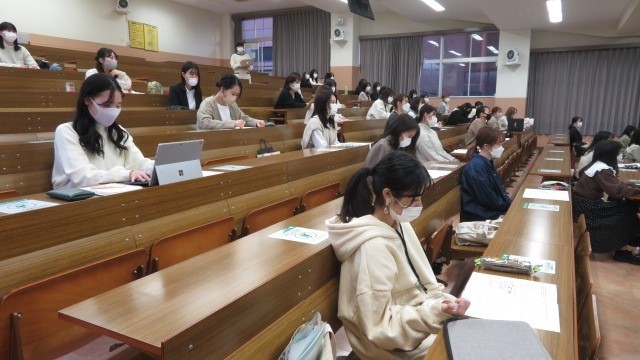 授業を受けている学生の様子