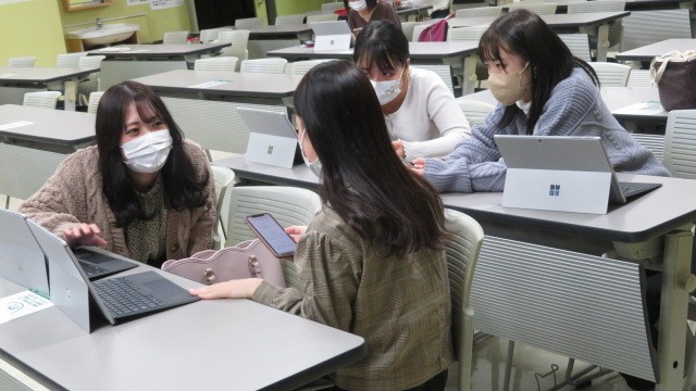 発表に向けてグループで打ち合わせをしている様子