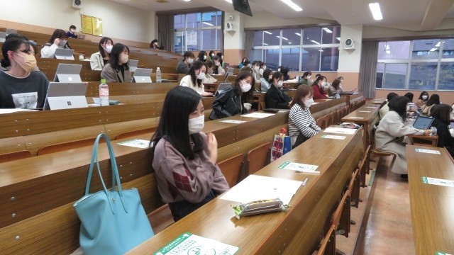 講義を受ける学生