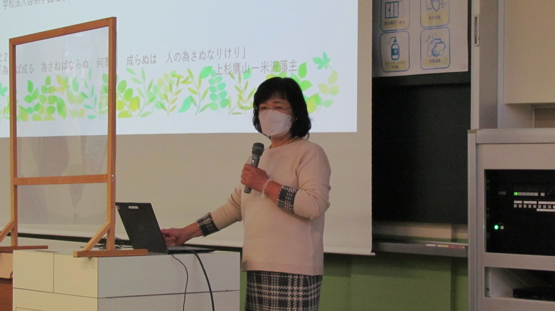 講義をしている三塚薫先生