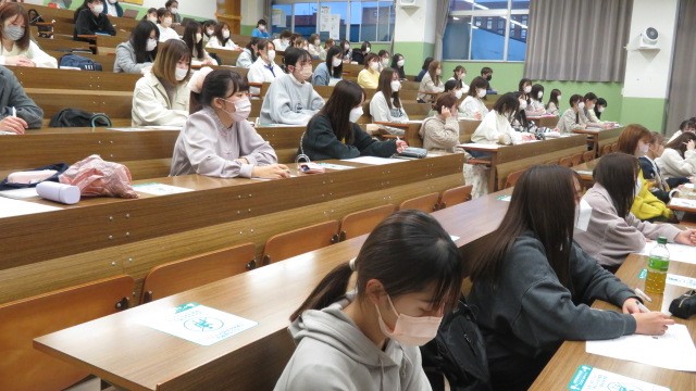 講義を受ける学生