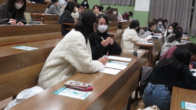 ペアワークを行う学生の様子