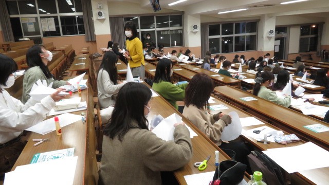 「魔女のとんがり帽子」を試行錯誤しながら作っている学生の様子