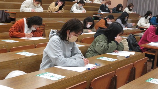 真剣に試験に取り組む学生の様子