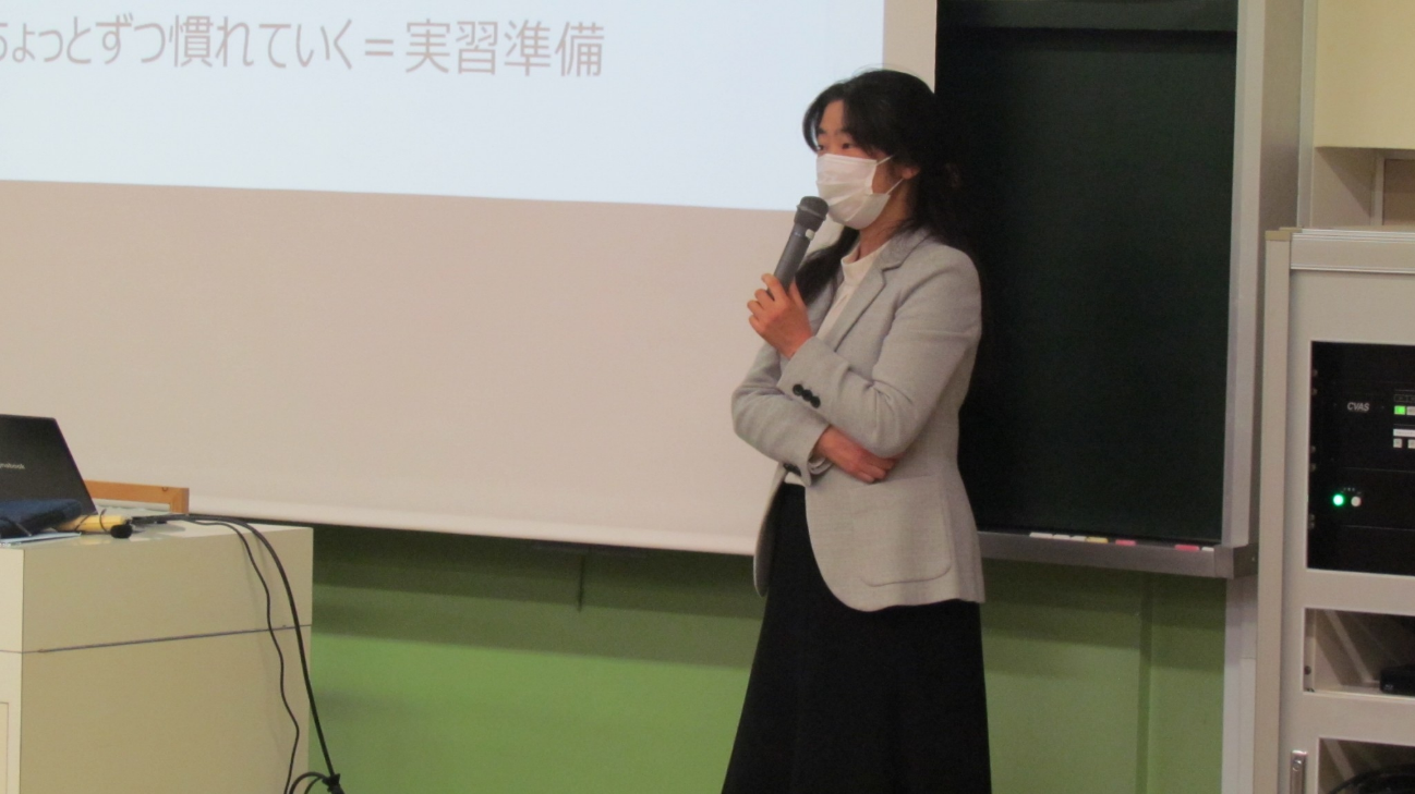 講義を行う利根川　智子先生の様子