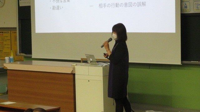 講義をしている山崎敦子先生
