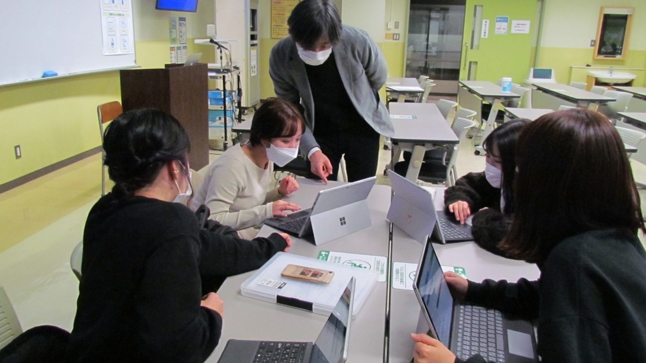 グループで資料作成をしている学生の様子