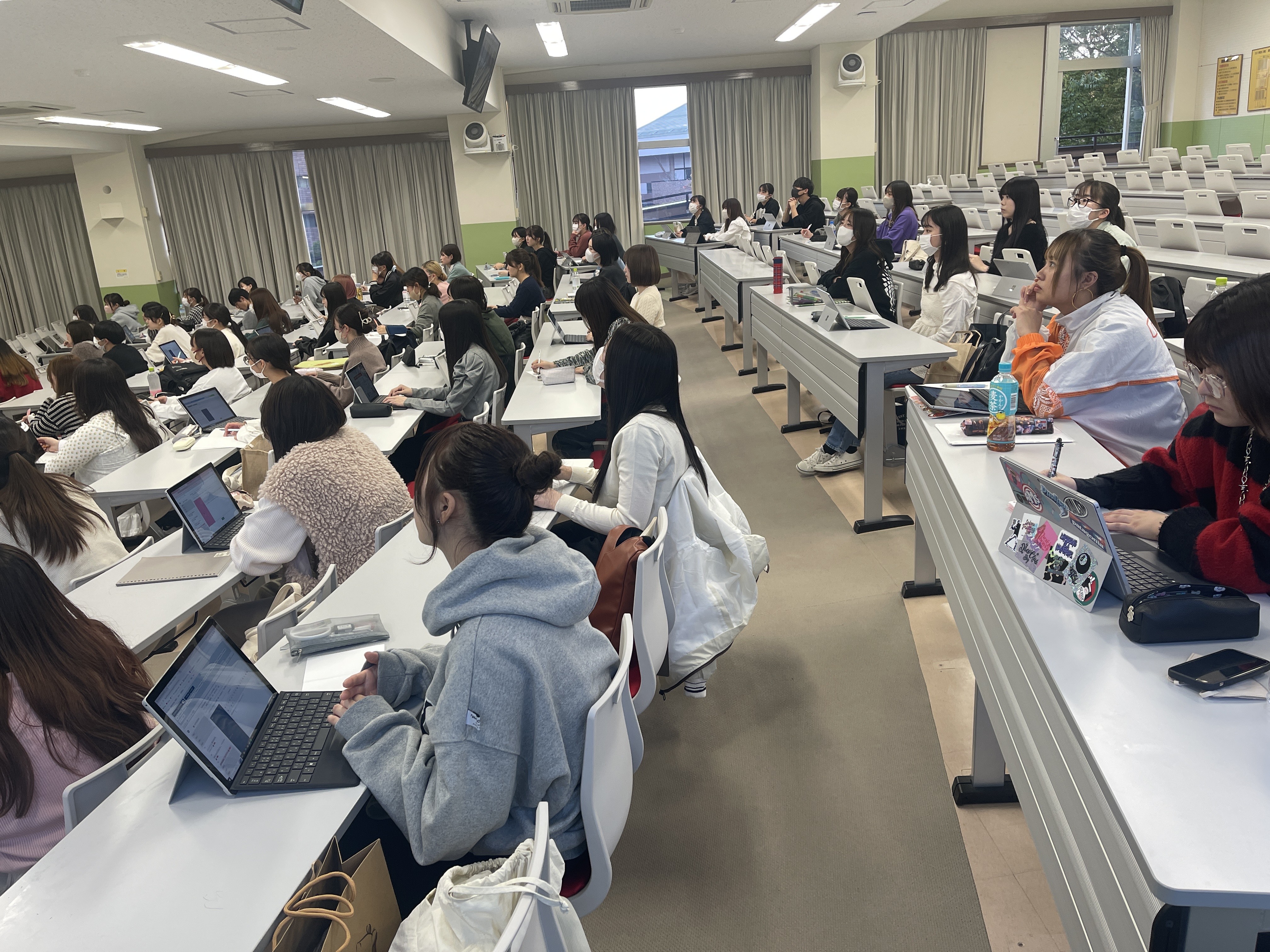 ～真剣に講義を聴く学生の姿～