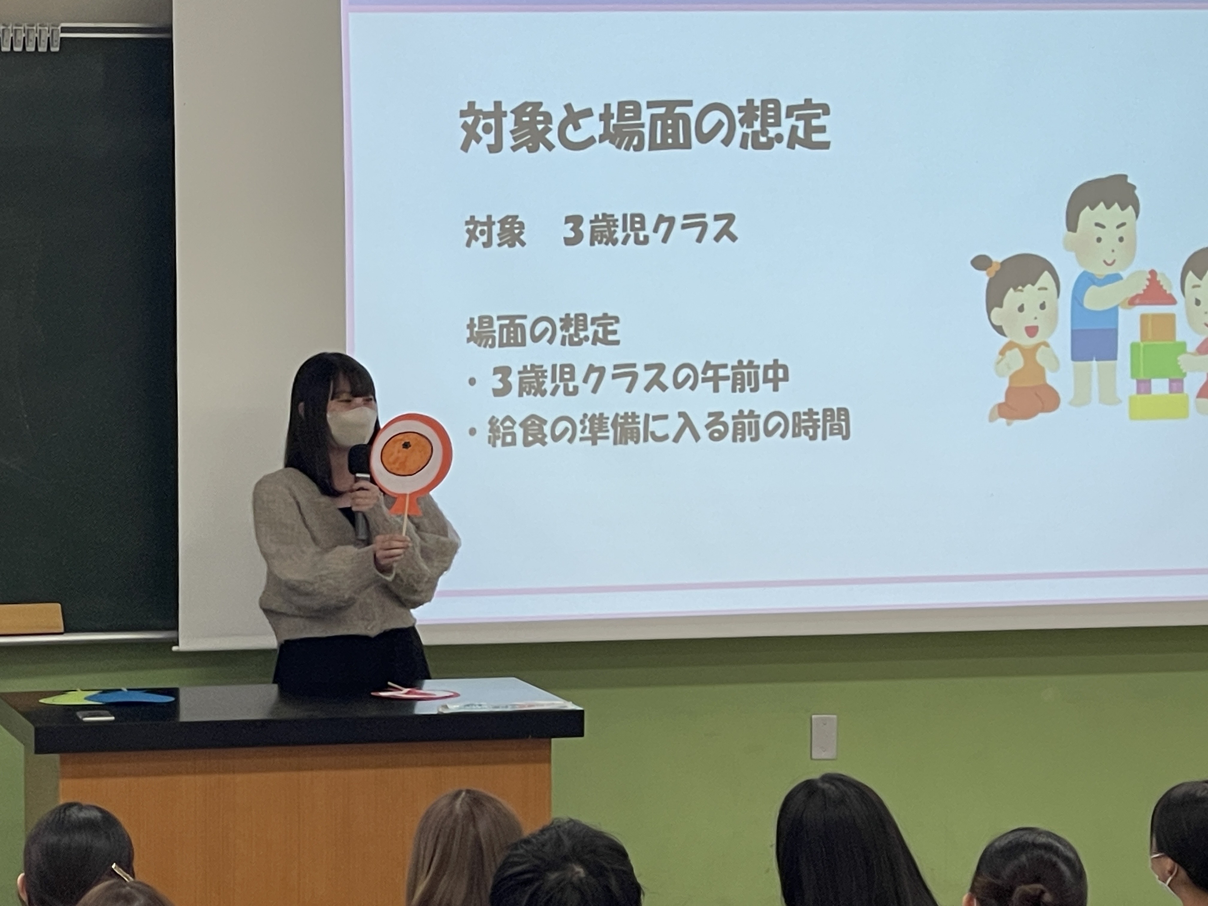 「たべものふうせんクイズ」を演じる（石森ゼミ）