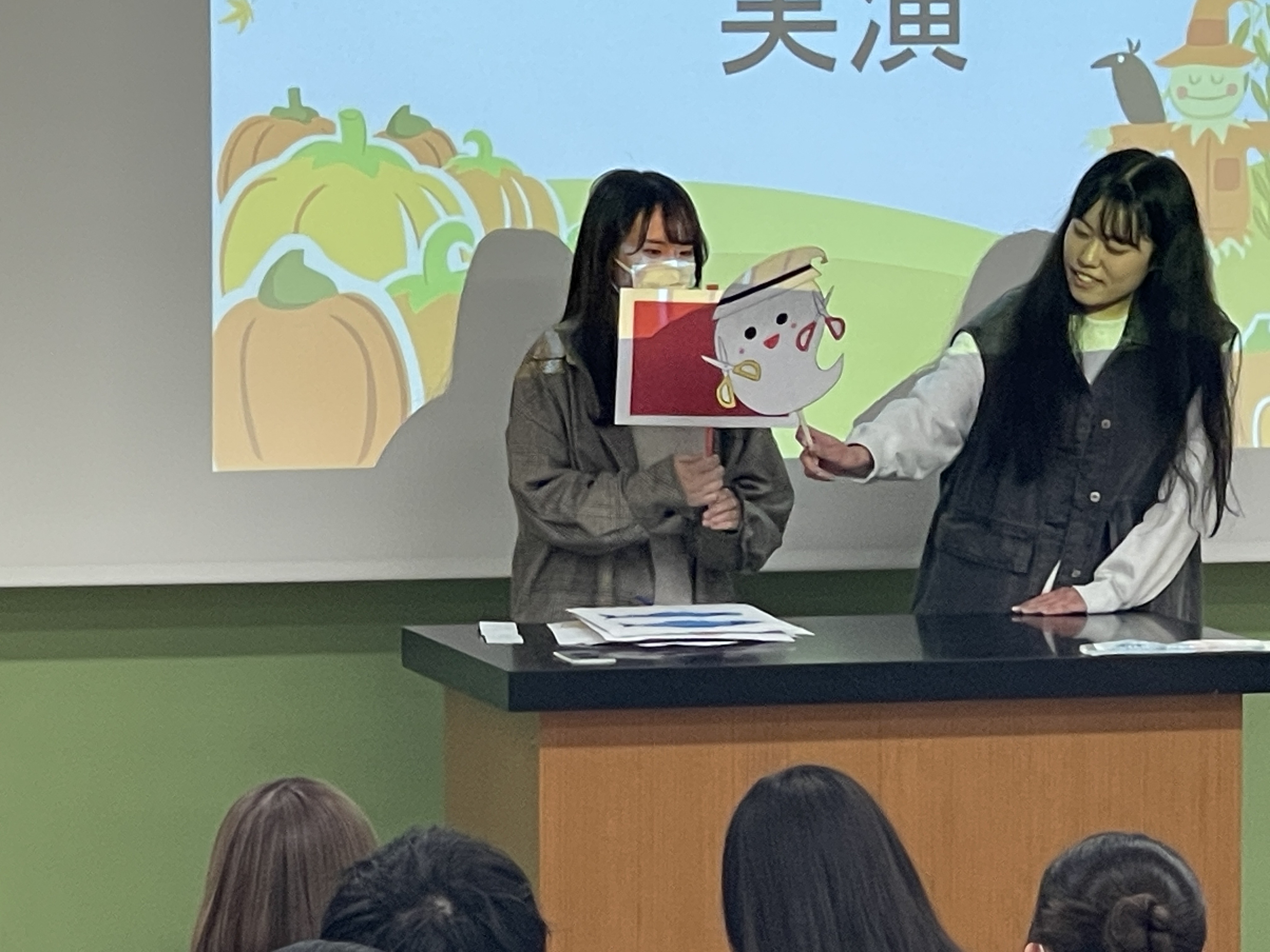 「ちょきちょきおばけ」を演じる（山﨑ゼミ）