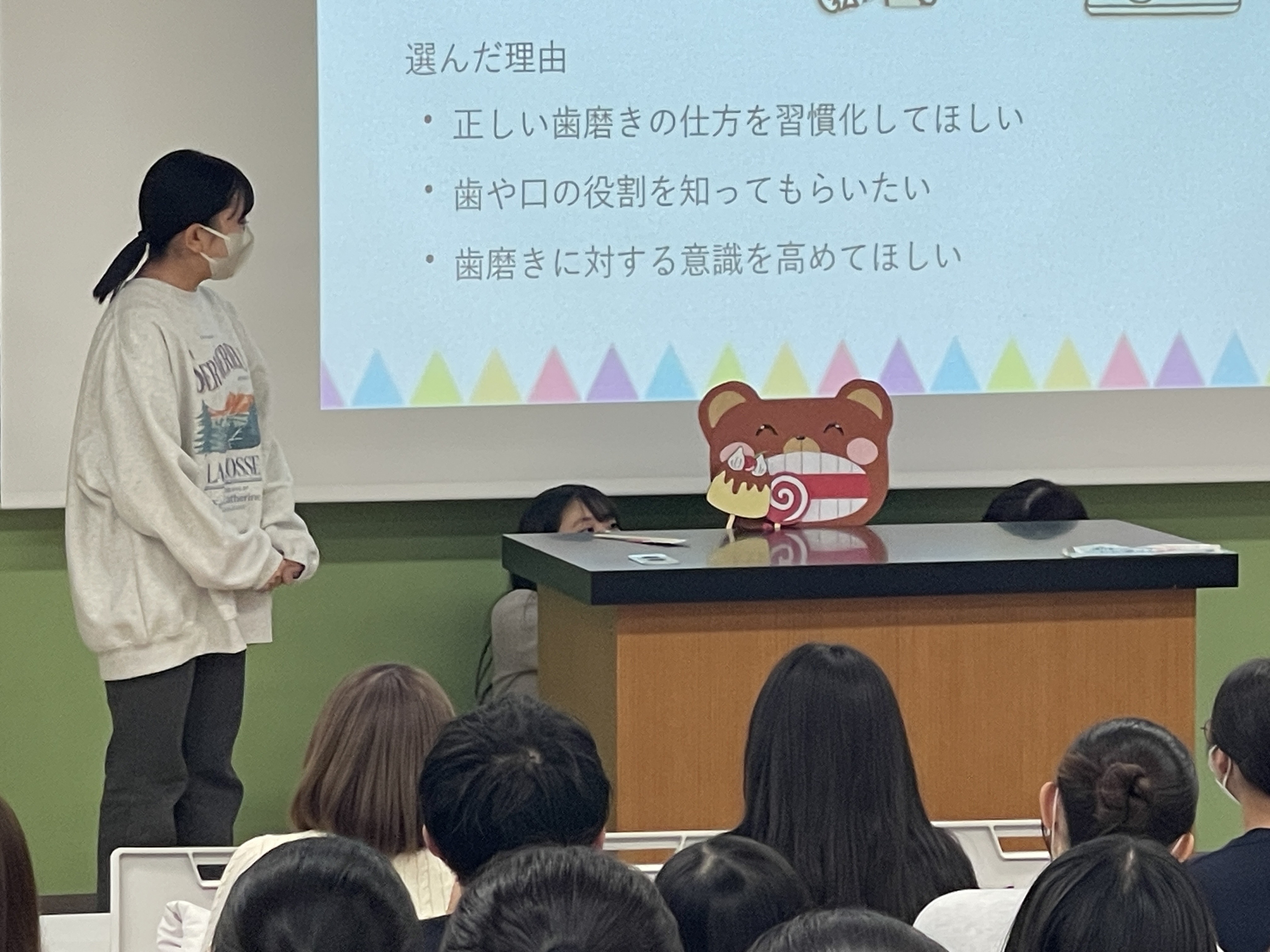 「歯磨きペープサート」を演じる（上村ゼミ）