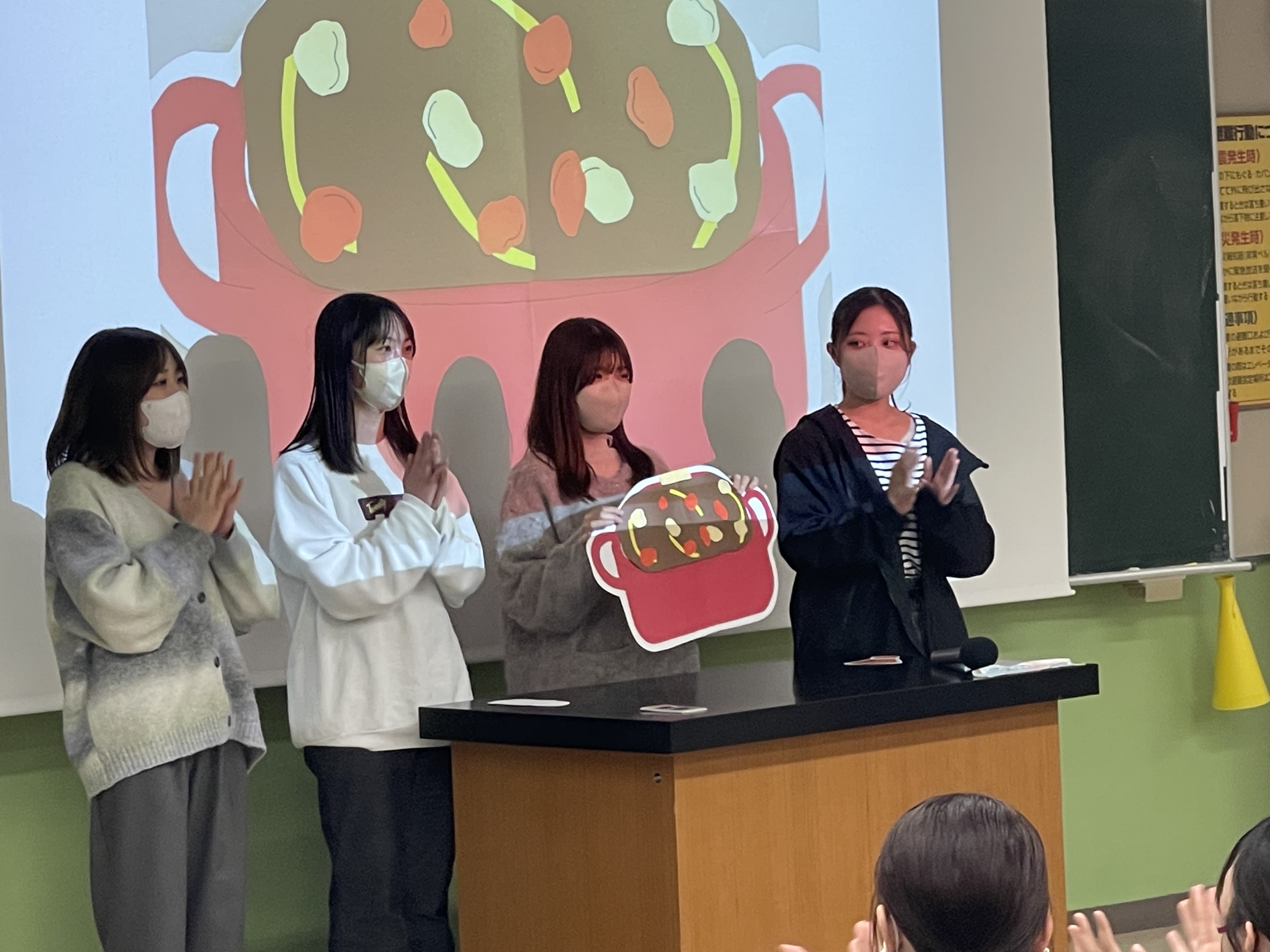 「カレーライスのうた」を演じる（高野ゼミ）