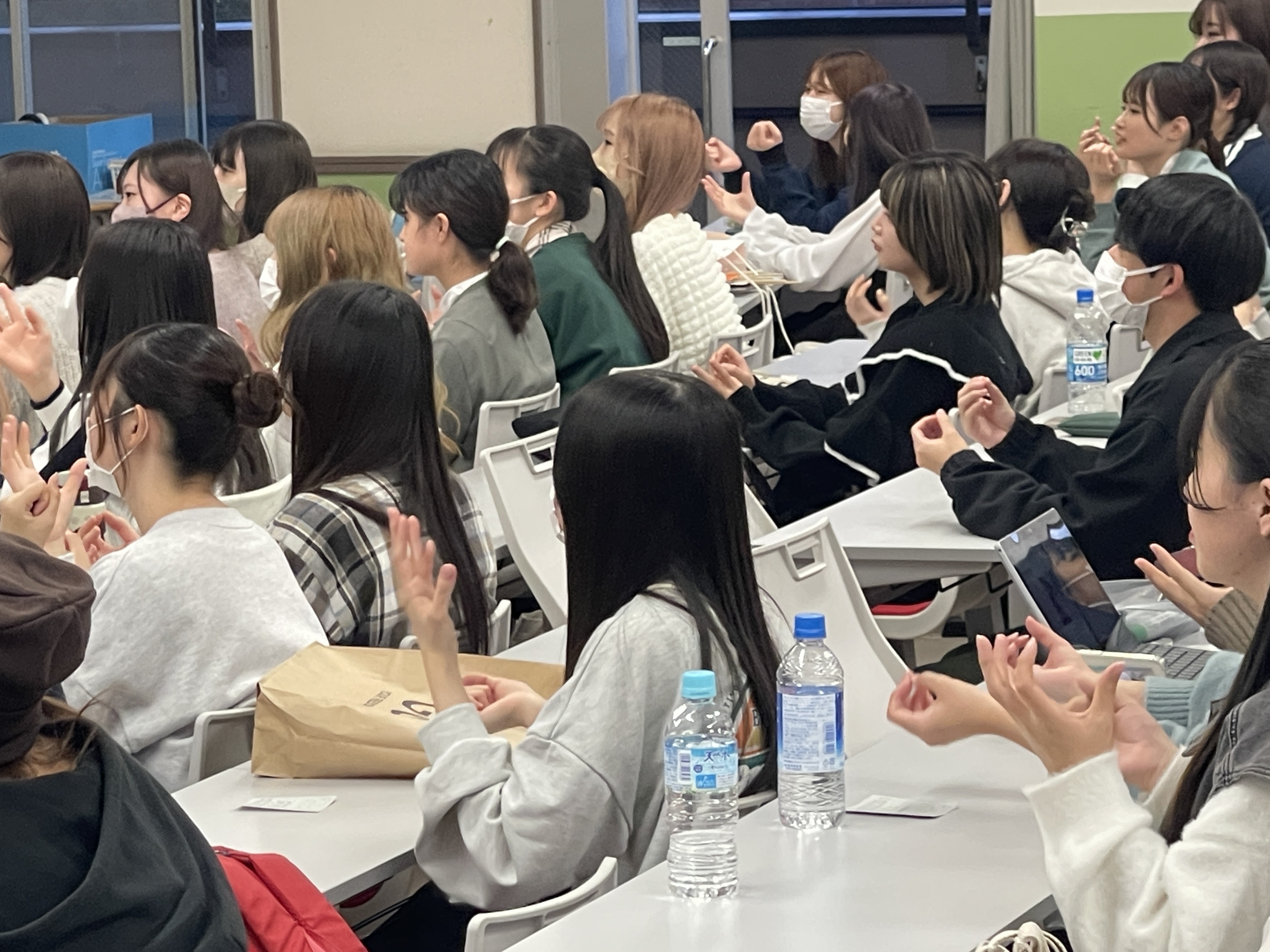 ～ペープサートを楽しむ学生の様子～