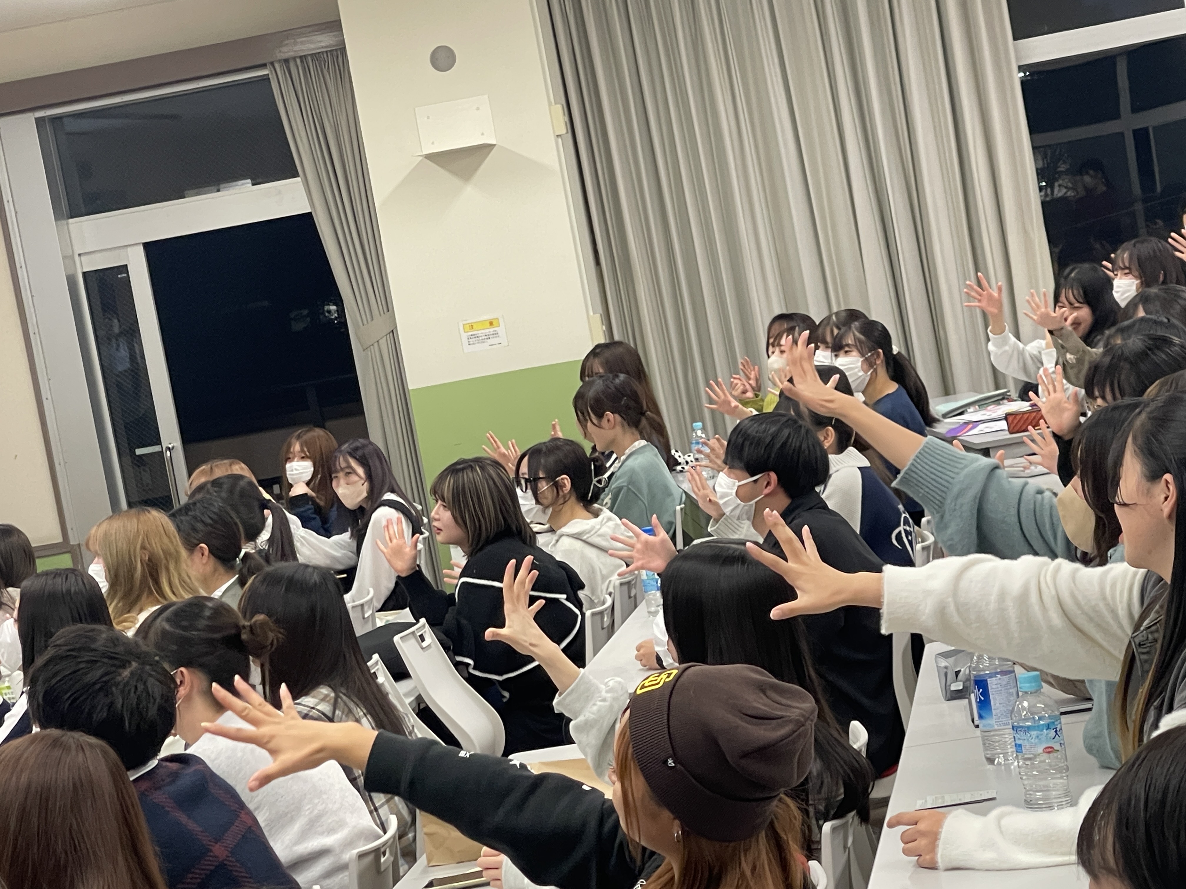 ～ペープサートを楽しむ学生の様子～