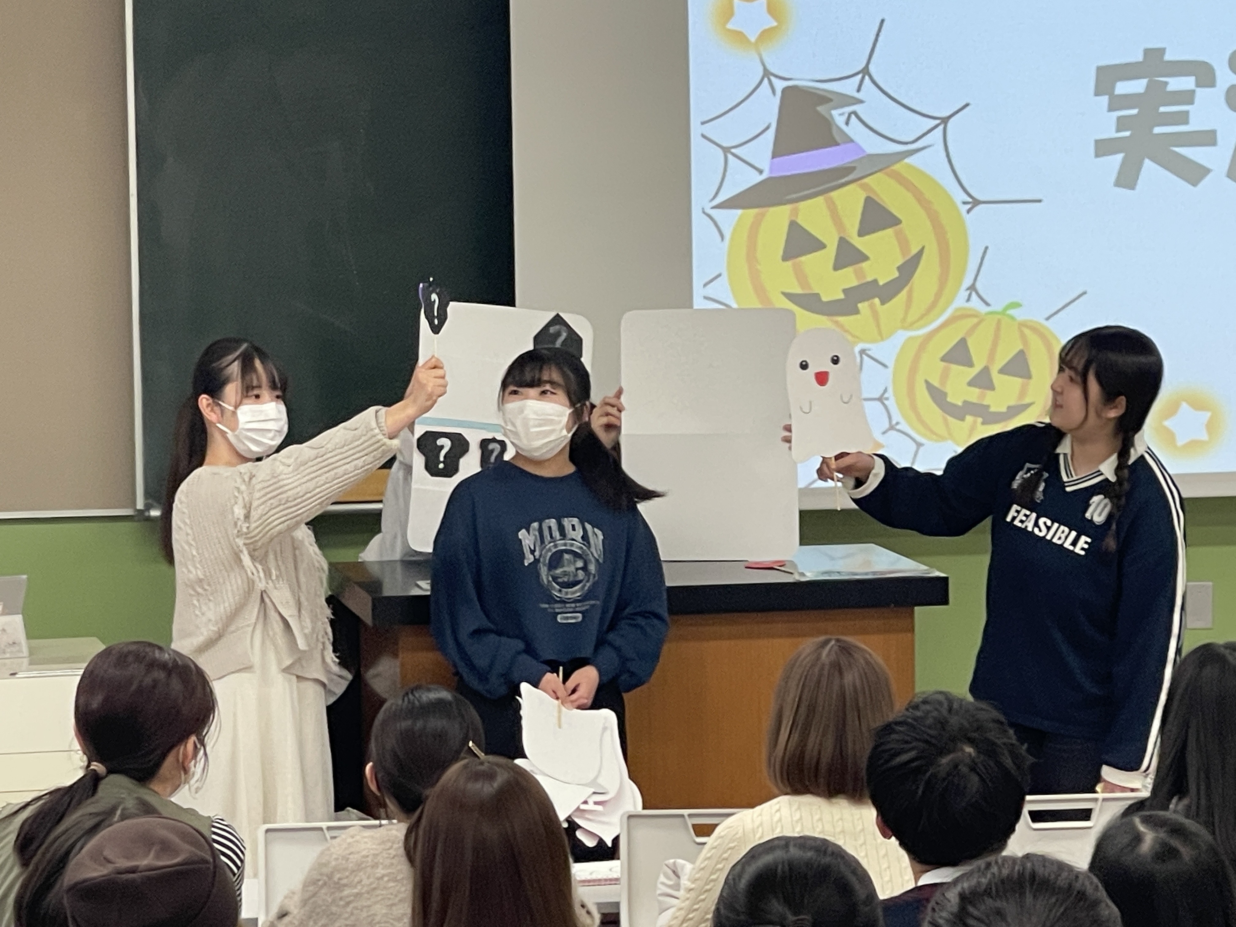 「くいしんぼうおばけ」を演じる（平川ゼミ）