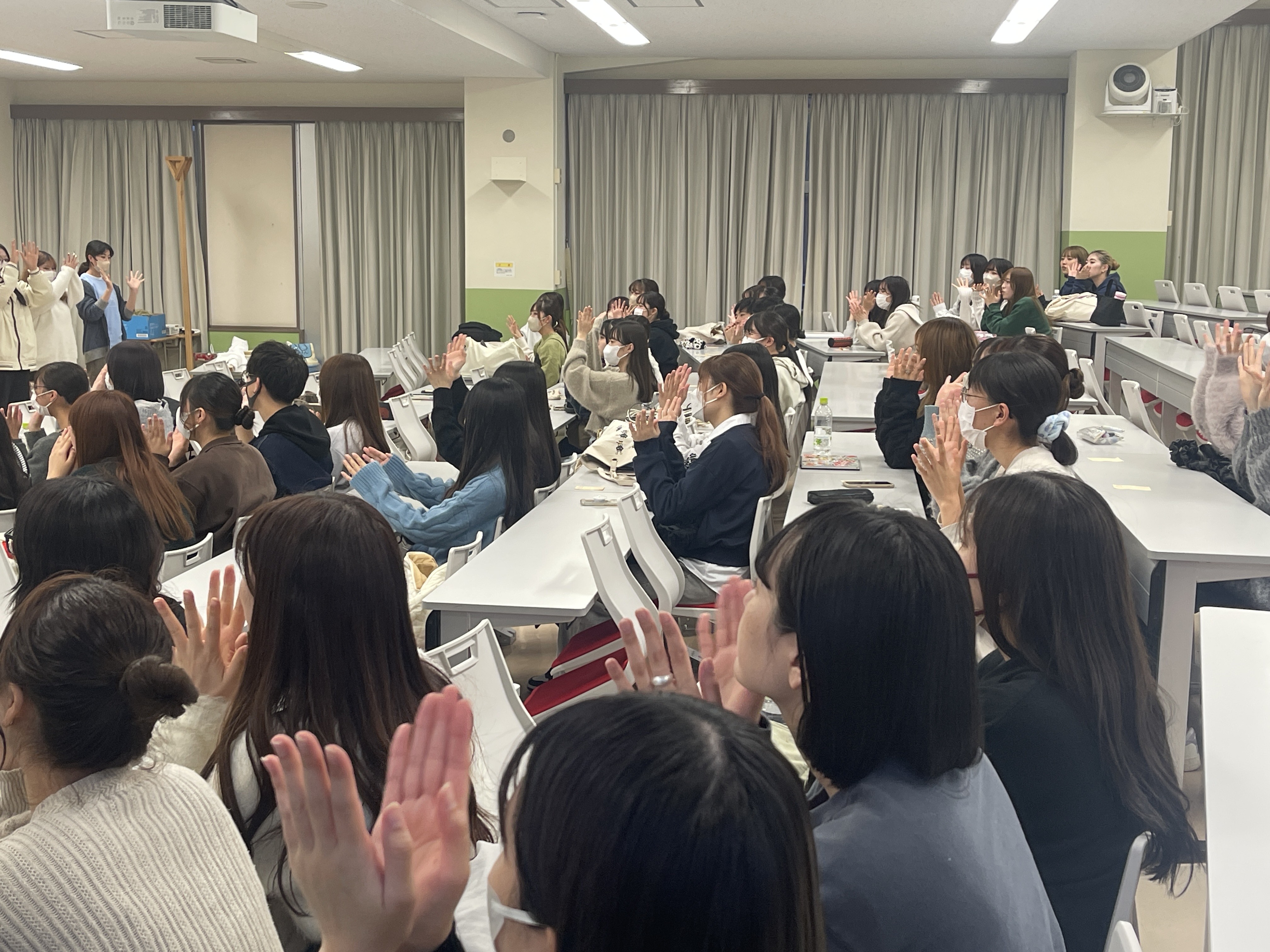 「さかながはねて」に合わせてを楽しむ子ども役の学生