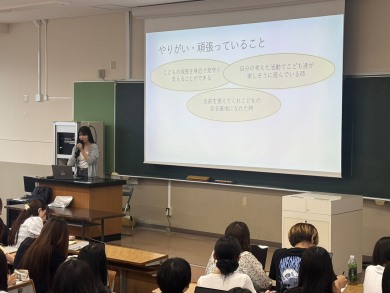 学生に話をする卒業生①