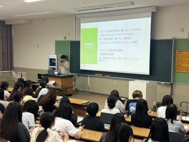 学生に話をする卒業生②