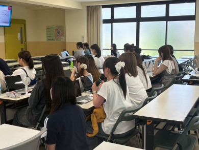 質問をする学生