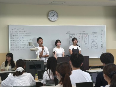 質問に答える学生