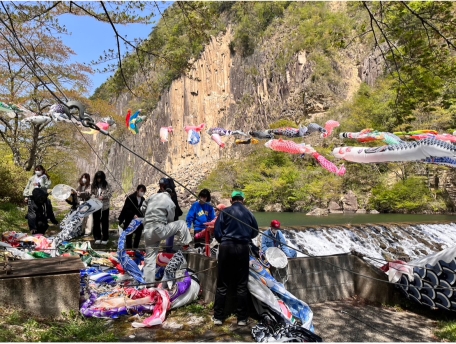鯉のぼりの吹き流しを体験