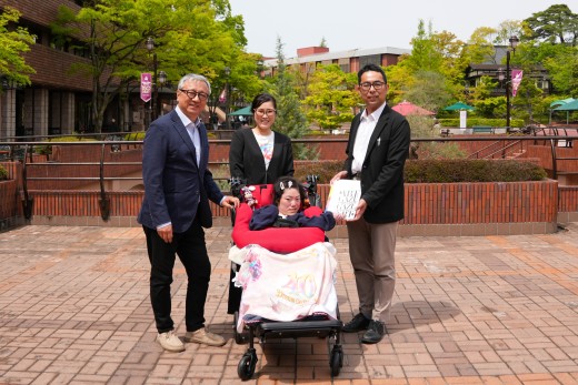 三浦さん、久保専務理事より高橋講師へ寄贈する様子