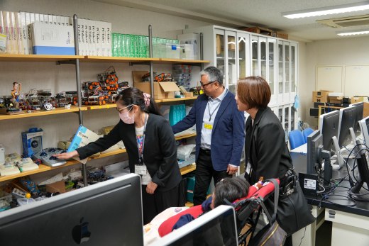 学内の支援機器を学ぶ教室を視察する様子