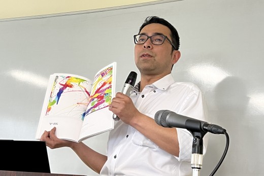 寄贈された本を講義にて紹介している様子