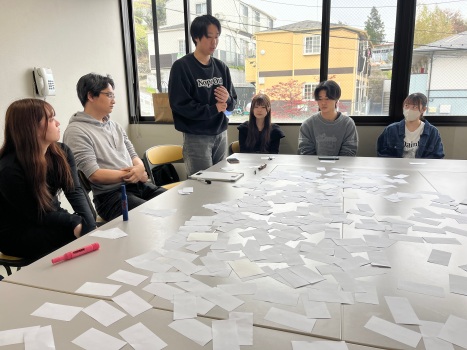 めくったカードのお題「例：ひとりぐらしをはじめる」について、自分の人生を語ります