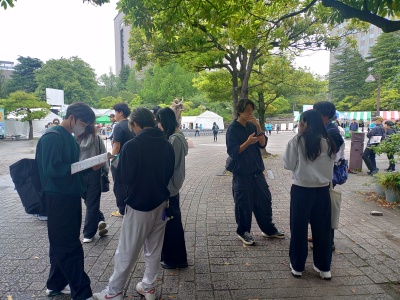 学生が調査項目について確認している様子