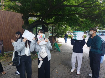 学生がパンフレットを見ながら移動する様子
