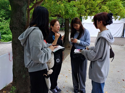 学生が実行委員へインタビューする様子