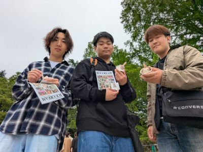 キッチンカーで購入したアイスを食べる学生の様子１