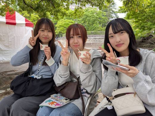 キッチンカーで購入したアイスを食べる学生の様子２