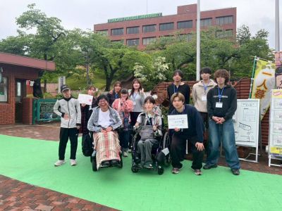 正門での集合写真