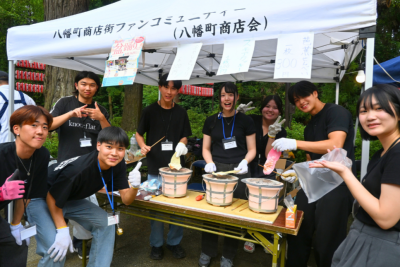 祭りをデザインし、交流を生み出す：盆踊り大会・八幡町商店街マルシェで芭蕉せんべいを販売