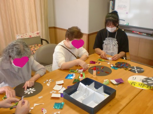 2年生体験実習で利用者様と貼り絵をしています
