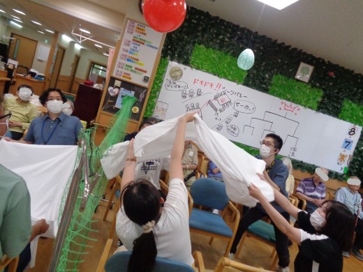 2年生体験実習で利用者様と一緒にレクリエーションをしています