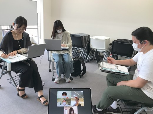 2年生実習施設担当者からオンラインで体験実習オリエンテーションをうけています