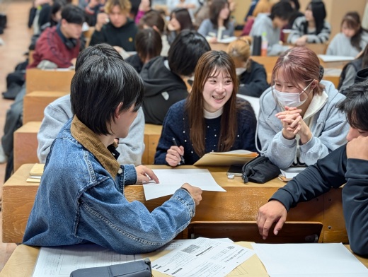 1年生新聞作りの様子です
