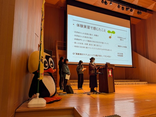 2年生　体験実習報告会をしています