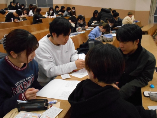 1年生新聞作りの様子です