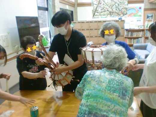 2年生体験実習で利用者様と一緒にお盆供養飾りの準備をしています