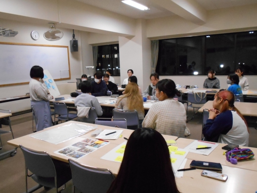 2年生実習後のグループワークの報告をしています