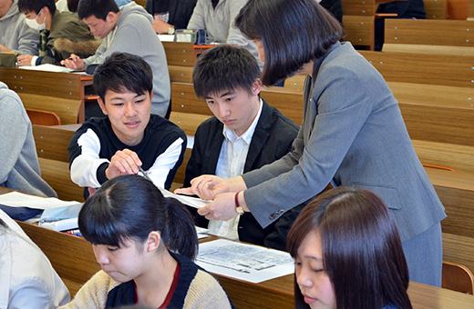 教育実践活動の講義のようす。現場に出る前に、入念な準備と指導が行われます