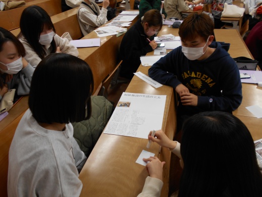 1年生新聞作りの様子です。