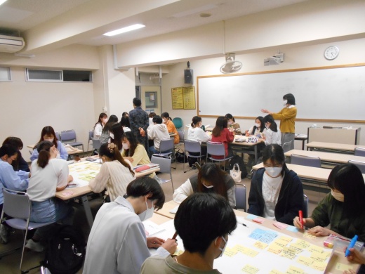 2年生体験実習後にグループワークをしている様子です。