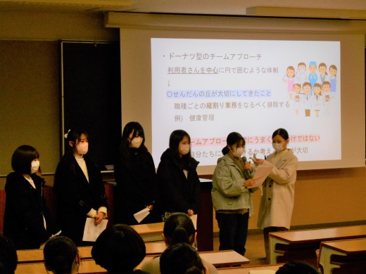2年生施設ごとに体験実習報告会をにしています。