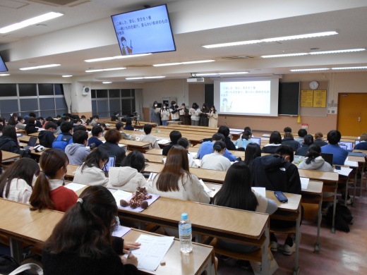 1年生が2年生の「体験実習報告会」に参加しています。